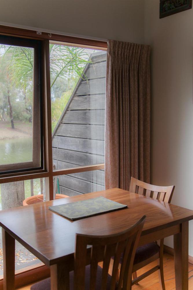 Perricoota Vines Retreat Hotel Moama Phòng bức ảnh
