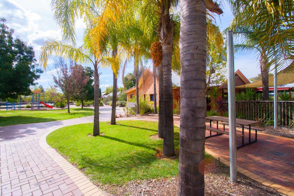 Perricoota Vines Retreat Hotel Moama Ngoại thất bức ảnh