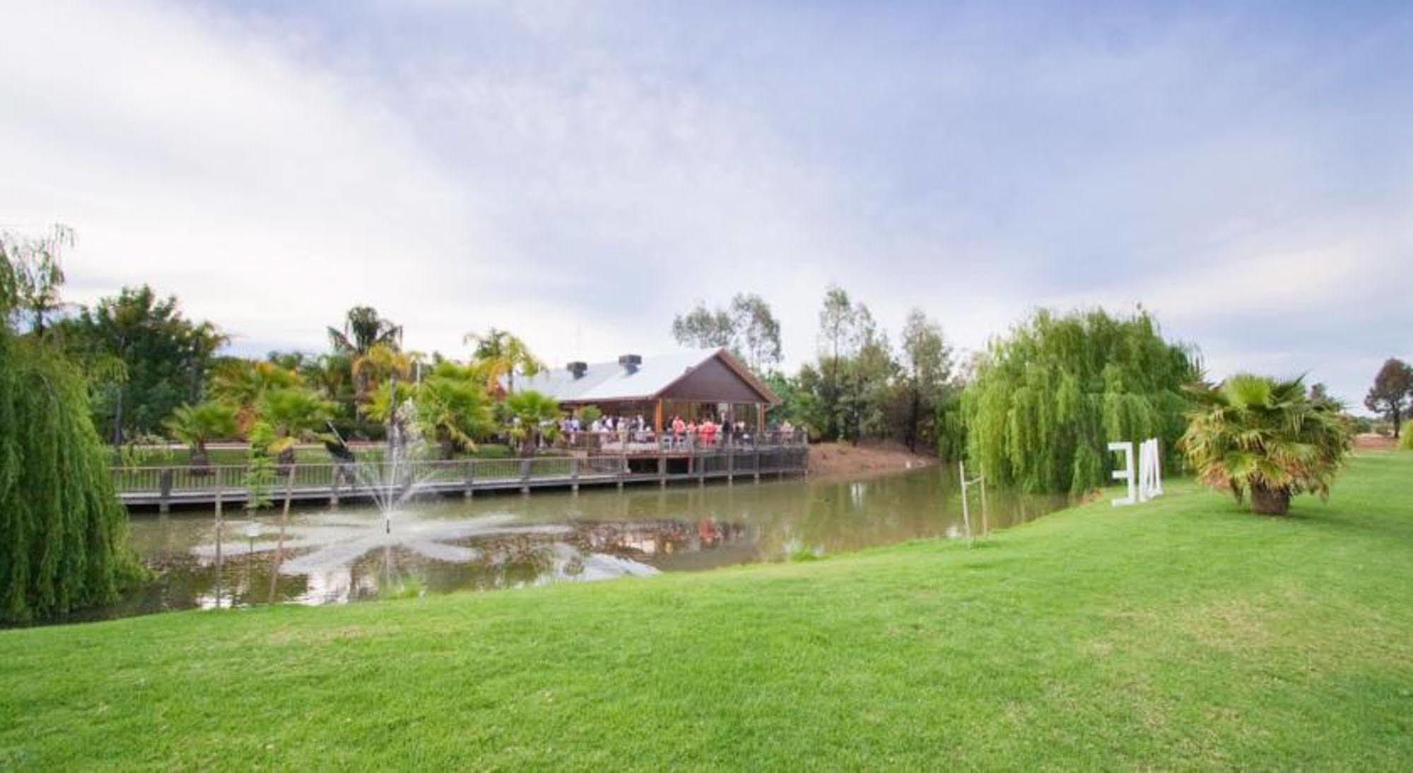 Perricoota Vines Retreat Hotel Moama Ngoại thất bức ảnh
